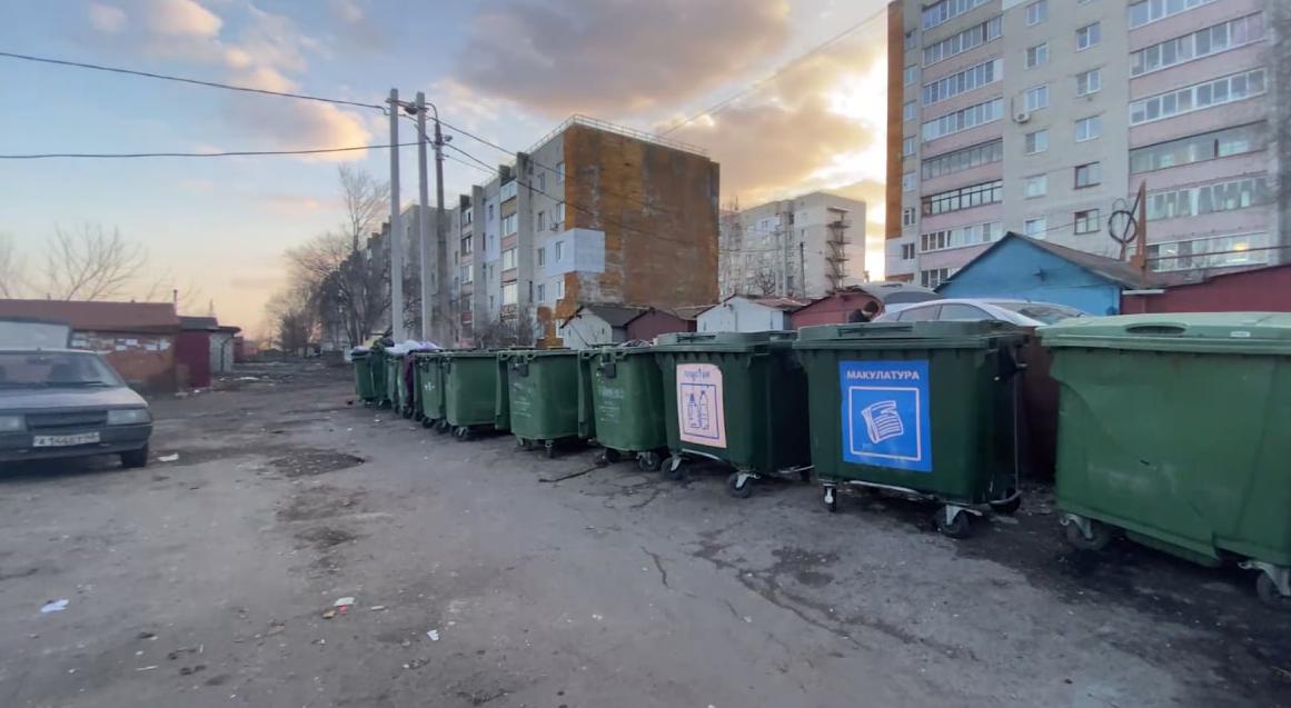 На улице Черняховского, 60а, в Курске ликвидируют несанкционированную свалку