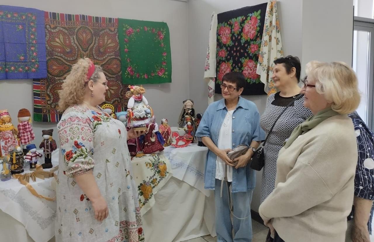 Курские долгожители посетили выставку «От традиции до экспозиции»