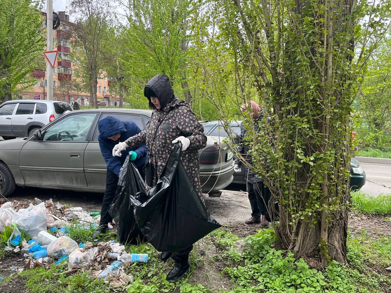 В Курске 60 сотрудников администрации Сеймского округа убирают мусор на Ольшанского