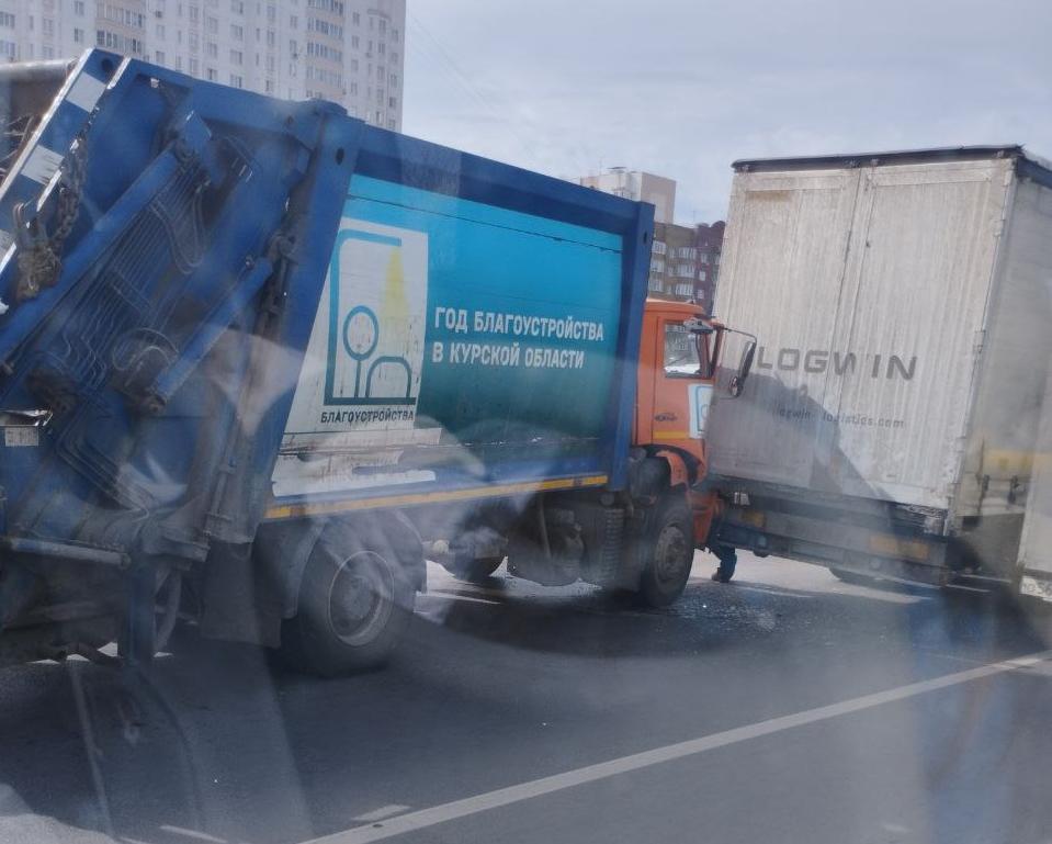 В Курске на проспекте Победы столкнулись грузовики