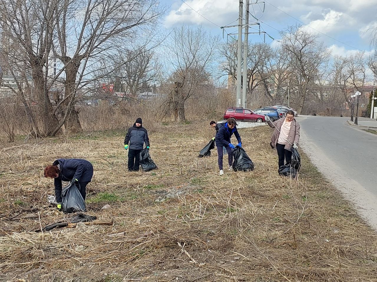 Сотрудники комитета ЖКХ и «Курскводоканала» убирают мусор на улицах 2-я и 3-я Кожевенная